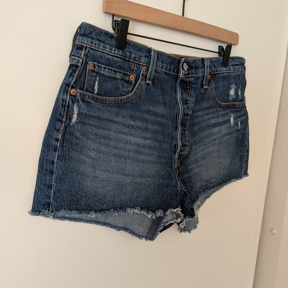 Levi's 501 Womens 33 Jean Shorts Denim Cut Offs NWT Casual Classic Summer - Picture 2 of 6